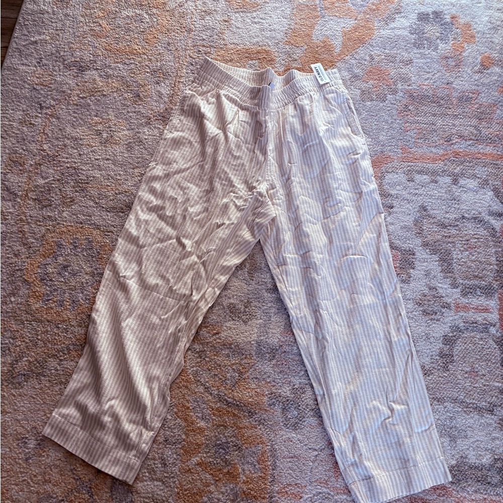 Old Navy linen pants, elastic waist size large. 
Perfect for vacation!